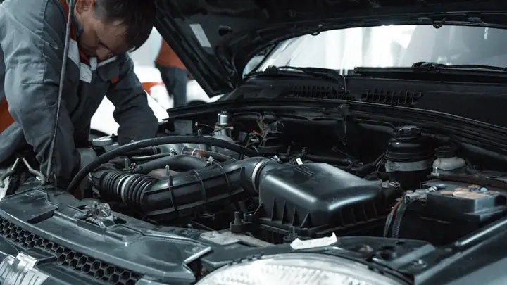 Uzman ustamız motor bölümünde parça kontrolü yaparken